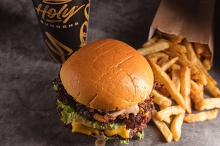 Restaurant-smash-burger-Holy Burgers-Saguenay-Franchise