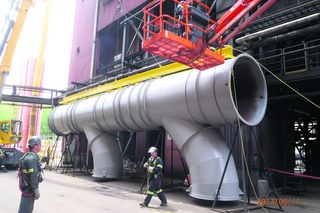 Des travailleurs de Groupe Industriel AMI lors de l’installation d’équipements sur un chantier. (Photo courtoisie)