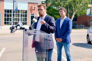 Les élus régionaux du Bloc Québécois, Mario Simard et Alexis Brunelle-Duceppe entendent bien talonner le gouvernement Trudeau à la Chambre des Communes sur la question des tarifs douaniers imposés par les États-Unis sur l’aluminium canadien. (Photo : Courtoisie)