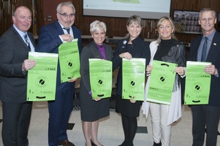 Martin Charron PDG d'AluQuébec; Jean-Luc Valleix, président de Nespresso Canada; Catherine Munger Rio Tinto; Josée Néron, mairesse de Saguenay; André Laforest, député de Chicoutimi et ministre des Affaires municipales et de l'Habitation et Gérald Savard, préfet de la MRC duFjord-du-Saguenay. (Photo Guy Bouchard)