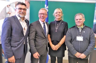 Les ministres Jean Boulet et Andrée Laforest sont entourés de Karl Blackburn de Produits Forestiers Résolus et Engelbert Cottenoir, président du Conseil central de la CSN. (Photo : Dominique Savard)