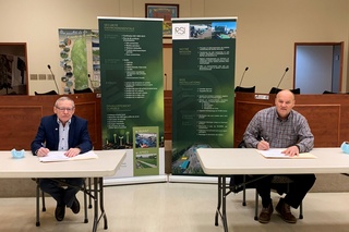 Dans l’ordre habituel, Denis Tremblay, maire de Saint-Ambroise et Jean-François Landry PDG de RSI Environnement. (Photo courtoisie)