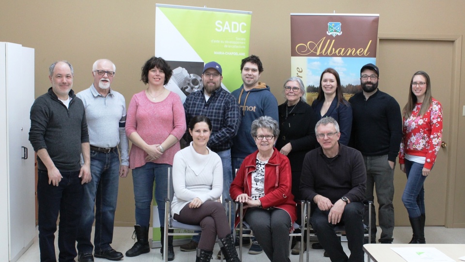 De gauche à droite : À l’arrière : M. Jérôme Gendron, M. Michel Lamontagne, Mme Chantale Vallée, M. Jason Turner, M. Tommy Laliberté, Mme Carole Richer, Mme Amélia Fromage, M. Dave Plourde et Mme Jessica Lefebvre. À l’avant : Mme Stéphanie Marceau, Mme Francine Chiasson et M. Réjean Hudon. (Photo courtoisie)