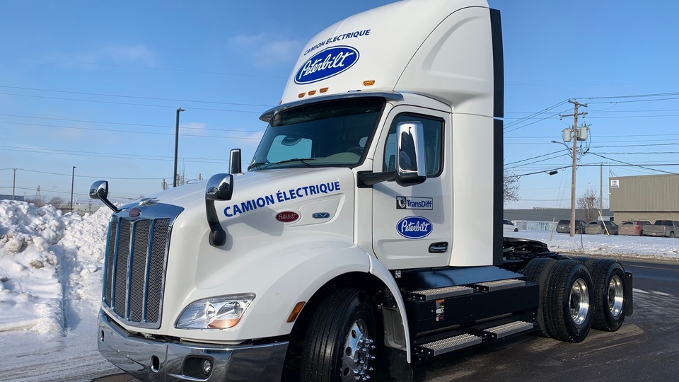 Le concessionnaire de véhicules lourds Transdiff / JDH Peterbilt permet à des entreprises de tester un camion électrique pour voir ses performances. (Photo gracieuseté)