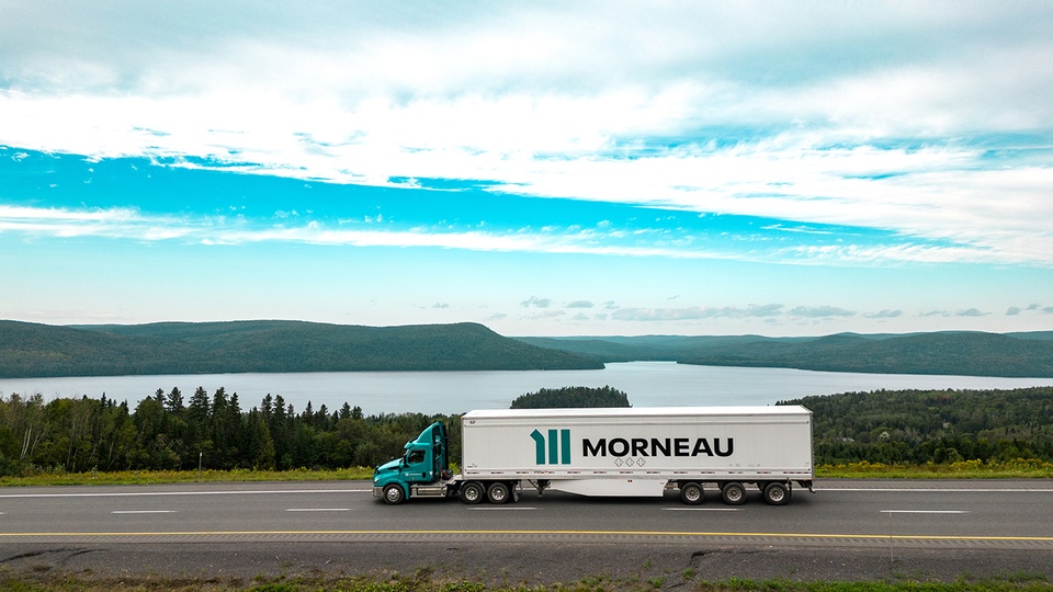 Les camions partent des régions vers les grands centres en fin de journée, pour revenir ensuite au petit matin avec un nouveau chargement.  (Photo Gracieuseté)