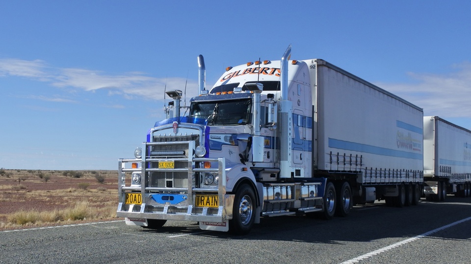 Ces camions ayant deux remorques sont reconnus pour leur efficacité. (Photo DepositPhotos)