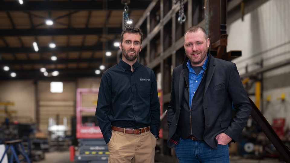 Simon Thériault, directeur des ventes et associé ainsi que Patrice Bouchard, président d'Hydralfor. (Photo Jonathan Thibeault)