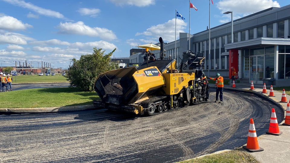 Travaux de pavage avec le prototype d'enrobés bitumineux dans le stationnement du CRDA de Rio Tinto. (Photo Gracieuseté)