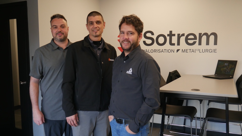 De gauche à droite : Simon Duhamel, responsable des ventes et du marketing chez Sotrem, Patrick Dubé, responsable commercial de Sotrem et sa division GSM, et Dave Gosselin, directeur général adjoint du Groupe Coderr. (Photo Jonathan Thibeault)