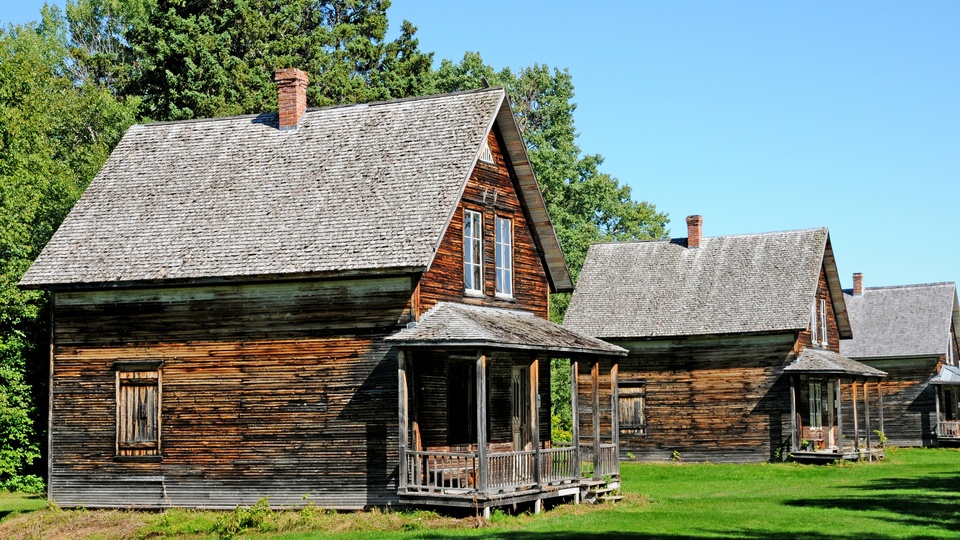 Des maisons ancestrales du site historique de Val-Jalbert. (Photo : DepositPhotos/Philippe Hallé)