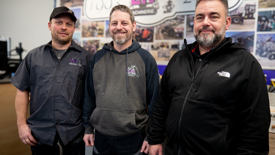 Les actionnaires de LN Machinerie : Yann Lavoie, directeur d'atelier mécanique, Sylvain Guay, directeur des pièces et Nicolas Roy, directeur des ventes. Absents sur la photo : Louis Vaillancourt, directeur soutien technique, et Shane Morasse, soutien technique. (Photo Jonathan Thibeault)