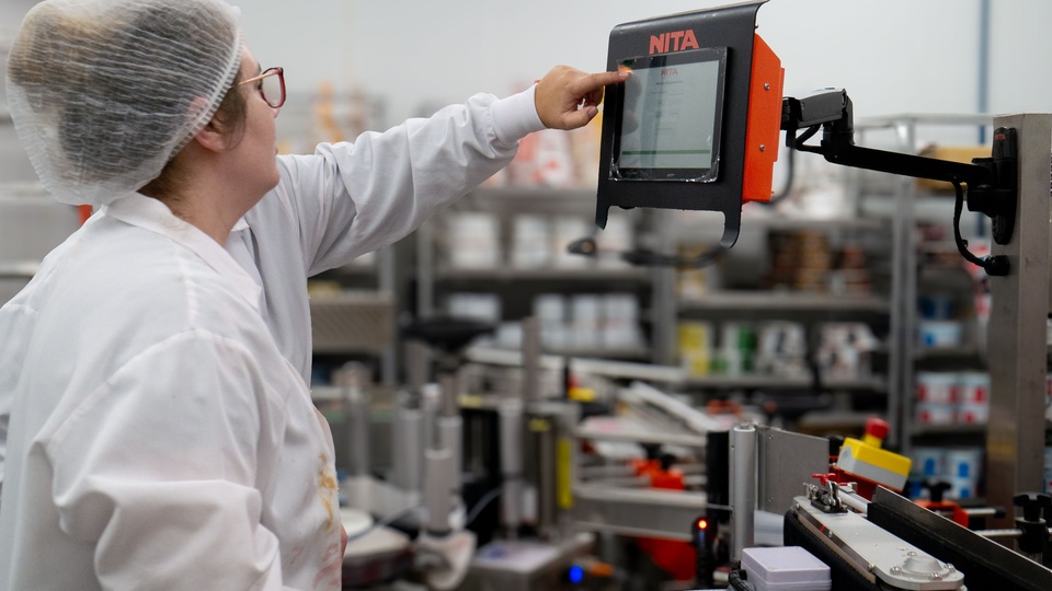 Les employés de l'usine d'Alimentation Fabbrica supervisent le processus de production automatisée grâce à des stations de travail informatisées. (Photo Jonathan Thibeault)