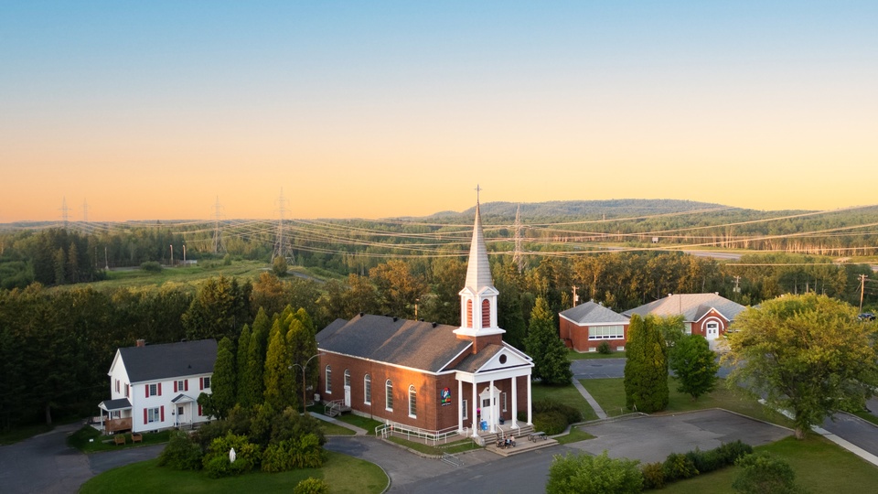 Vincent Lavoie a acquis l'ancienne église d'Isle-Maligne d'Alma en 2022 pour fonder Le Saint-Crème. (Photo Jonathan Thibeault)