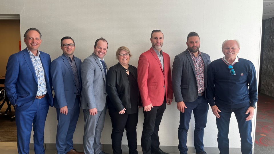 Les actionnaires Daniel Côté, Joël Raymond, Pascal Boivin, Nancy Tremblay, Kevin Querry, Nicolas Gervais et Laval Boulianne. (Photo: Courtoisie)