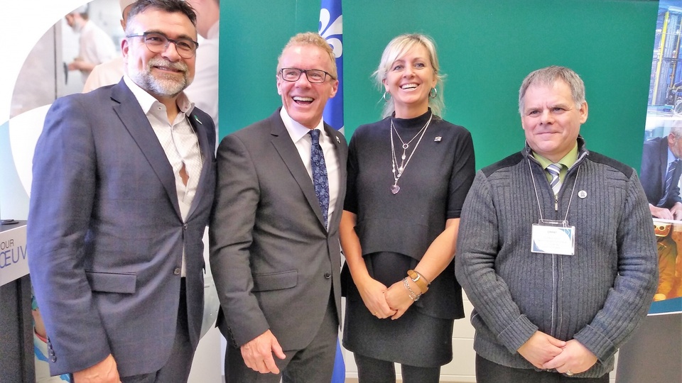 Les ministres Jean Boulet et Andrée Laforest sont entourés de Karl Blackburn de Produits Forestiers Résolus et Engelbert Cottenoir, président du Conseil central de la CSN. (Photo : Dominique Savard)