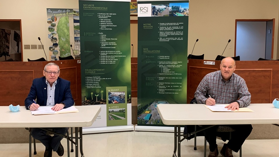 Dans l’ordre habituel, Denis Tremblay, maire de Saint-Ambroise et Jean-François Landry PDG de RSI Environnement. (Photo courtoisie)