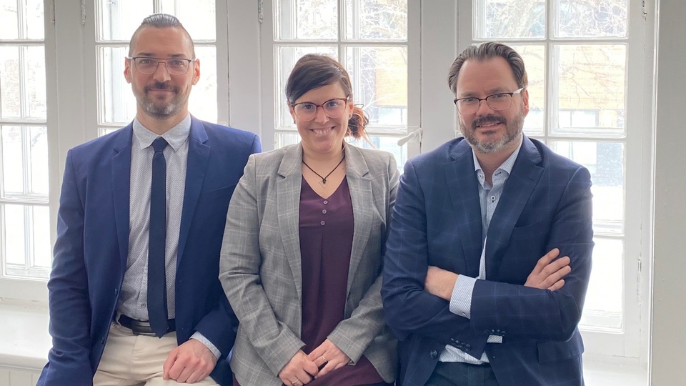 Me Raphaël Tremblay, associé, Me Marie-Claude Néron, avocate, et Me Pierre Parent, associé, affirment que le travail d'équipe est au coeur de Tremblay Parent Avocats et Avocates. (Photo: Courtoisie)